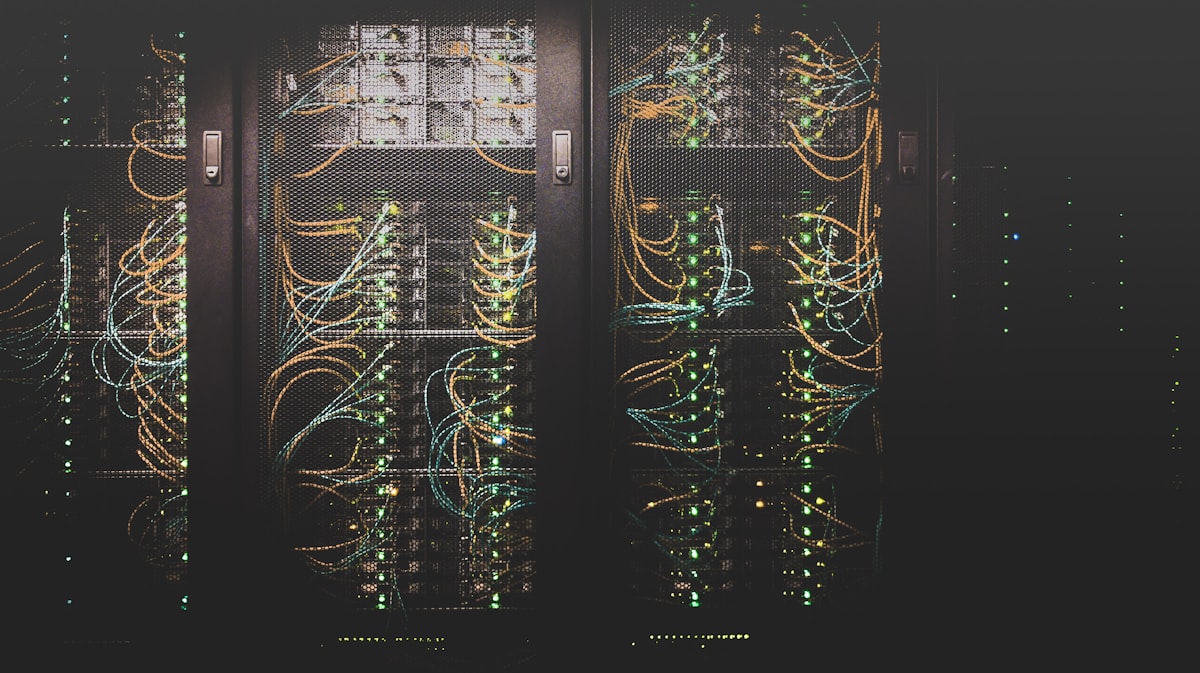 Monitoring server dan backup power di data center
